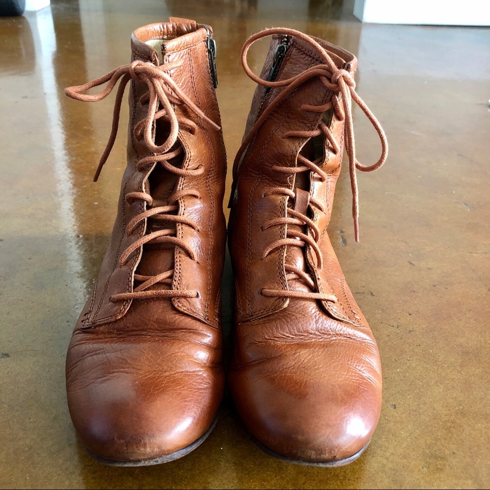 Frye Jillian Lace Up Ankle Boots in Whiskey/ Tan